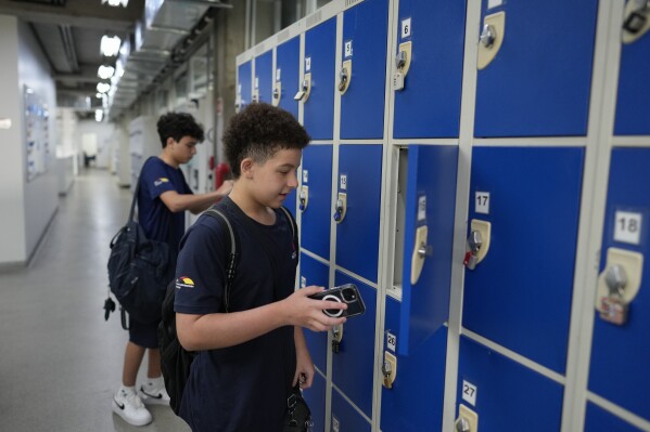由于担心智能手机对学习的影响，巴西出台了限制在学校使用智能手机的法律