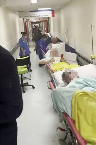 这张该死的照片揭示了急症室病人在手推车上等待的NHS危机的严峻现实